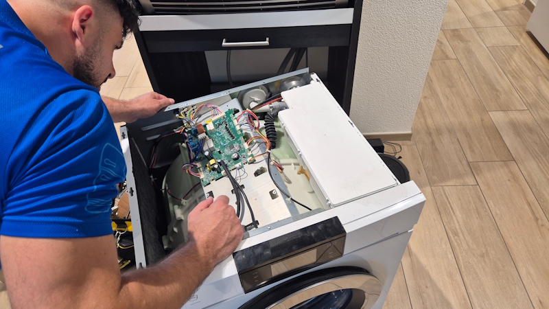 Reparatur der Elektronik an einem Waschturm durch einen Techniker der ALB24 GmbH